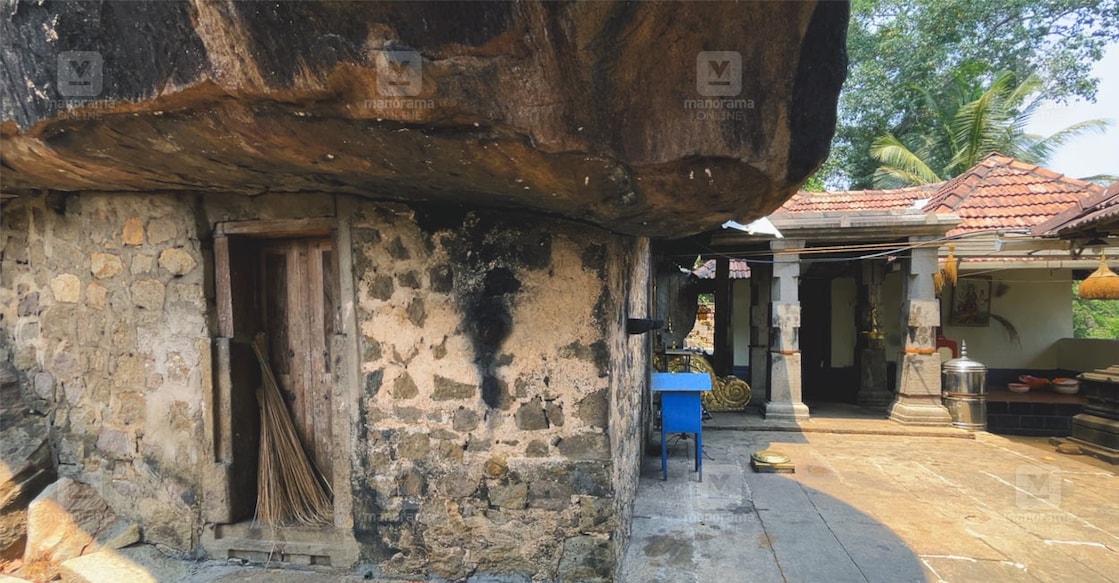 Kallil Bhagavati Temple മാതൃദൈവമായ ദുർഗാ ഭഗവതിയാണ് ക്ഷേത്രത്തിലെ പ്രതിഷ്ഠ. ചിത്രം ജിനു ജോസ്