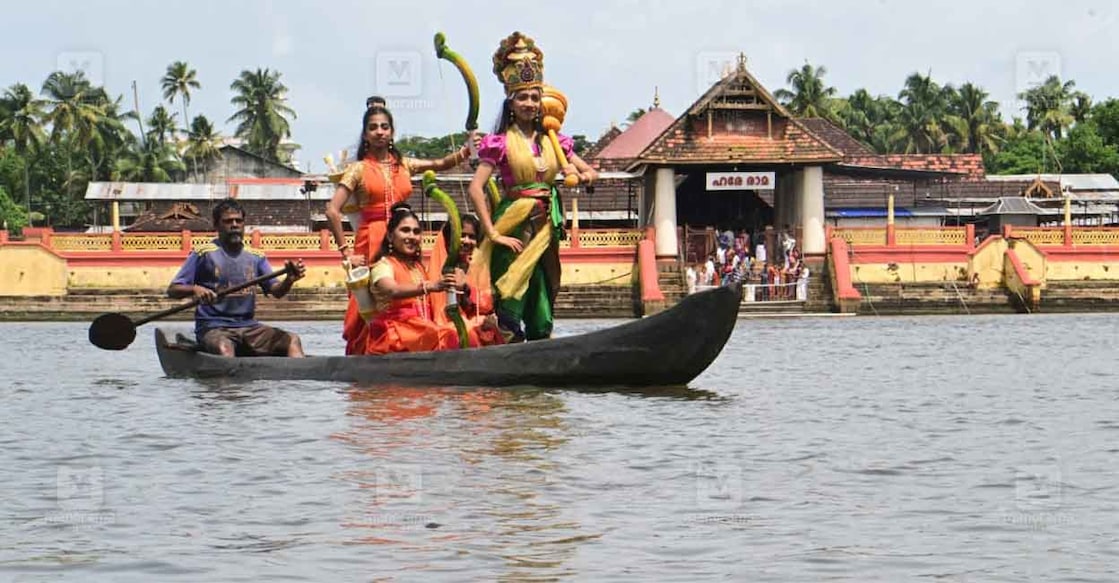 തൃപ്രയാർ നടന സാത്വിക നൃത്ത വിദ്യാർഥികൾ രാമായണമാസത്തോടനുബന്ധിച്ച് ഒരുക്കുന്ന സേതുബന്ധനം നൃത്താവിഷ്ക്കാരത്തിന്റെ റിഹേഴ്സൽ. ശ്രീരാമൻ (ജ്യോതിക ശിവരാമൻ) സീത (ഒലീവിയ ഫ്രെഡി), ലക്ഷ്മണൻ (ദേവിക സംഗീത് ) ഹനുമാൻ (ദക്ഷിണാ സംഗീത് ) തൃപ്രയാർ പുഴകടക്കുന്ന രംഗം. പശ്ചാത്തലത്തിൽ തൃപ്രയാർ ശ്രീരാമ ക്ഷേത്രം.  ചിത്രം: ഉണ്ണി കോട്ടക്കൽ / മനോരമ 