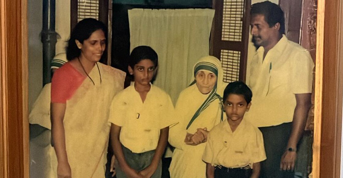 മദർ തെരേസയ്ക്കൊപ്പം ബാബു ജേക്കബും കുടുംബവും. ചിത്രം∙ സ്പെഷൽ അറേഞ്ച്മെന്റ്