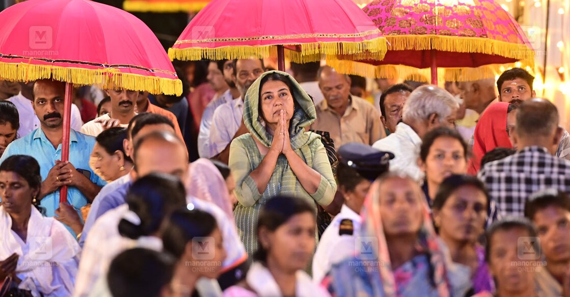 മണർകാട് സെന്റ് മേരീസ് കത്തീഡ്രലിൽ എട്ടുനോമ്പ് പെരുന്നാളിനോടനുബന്ധിച്ചെത്തിയ വിശ്വാസികൾ പ്രാർഥനയോടെ. ചിത്രം: റിജോ ജോസഫ് /മനോരമ