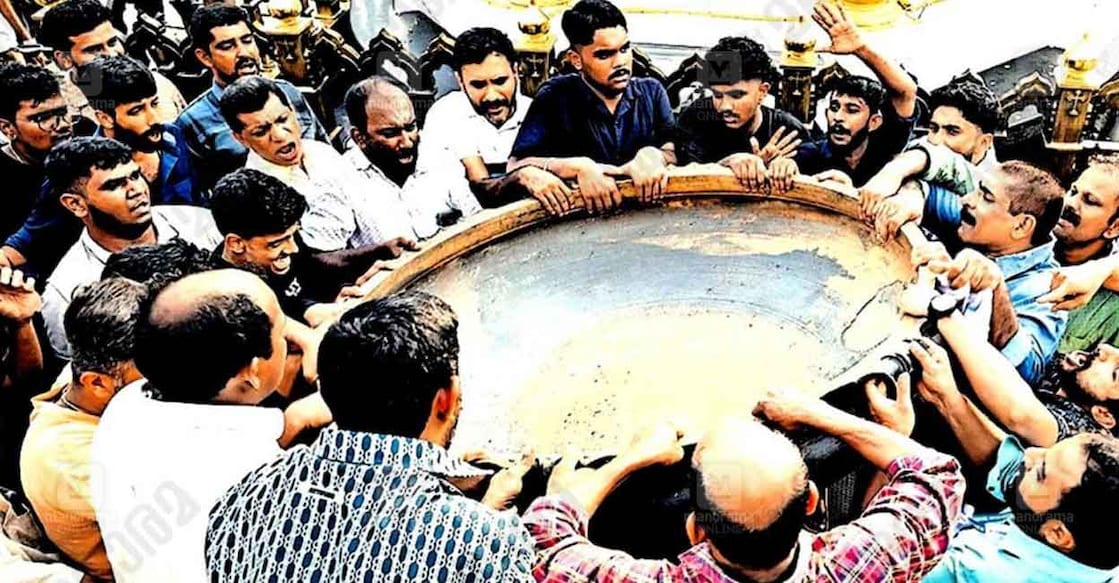 puthenpalli-feast-st-george-orthodox-church-feast പുതുപ്പള്ളി സെന്റ് ജോർജ് ഒാർത്തഡോക്സ് വലിയ പള്ളിയിൽ വിശുദ്ധ ഗീവർഗീസ് സഹദായുടെ പെരുന്നാളിനോട് അനുബന്ധിച്ച് പന്തിരുനാഴി പുറത്തെടുത്തപ്പോൾ. ചിത്രം:മനോരമ