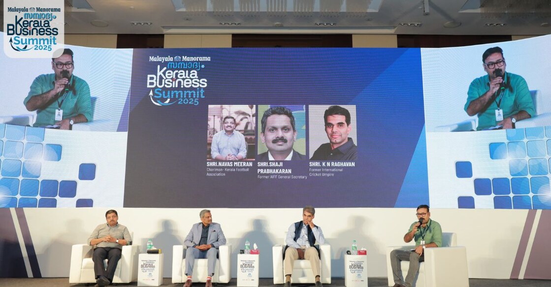 business-summit-sprts - 1 ‘ട്രെന്ഡിങ് ബിസിനസസ് ഇന് സ്പോര്ട്സ് സെക്റ്റര്’ (കായിക രംഗത്ത് ബിസിനസുകള് ട്രെന്ഡാകുമ്പോള്. ഈ രംഗത്തെ പുതിയ പ്രവണതകൾ) എന്ന വിഷയത്തിൽ നടക്കുന്ന പാനൽ ചർച്ചയിൽ കേരള ഫുട്ബോള് അസോസിയേഷന് ചെയർമാൻ നവാസ് മീരാൻ, എഐഎഫ്എഫ് മുന് ജനറല് സെക്രട്ടറി ഷാജി പ്രഭാകരൻ, മുന് രാജ്യാന്തര ക്രിക്കറ്റ് അംപയര് കെ.എന്. രാഘവന് എന്നിവർ . മലയാള മനോരമ അസിസ്റ്റന്റ് എഡിറ്റർ മനോജ് മാത്യു മോഡറേറ്റർ.