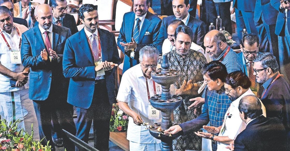 കൊച്ചിയിൽ ആരംഭിച്ച ഇൻവെൻസ്റ്റ് കേരള ആഗോള നിക്ഷേപക ഉച്ചകോടി മുഖ്യമന്ത്രി പിണറായി വിജയൻ ഉദ്ഘാടനം ചെയ്യുന്നു. മന്ത്രി സജി ചെറിയാൻ, രവി പിള്ള, ചീഫ് സെക്രട്ടറി ശാരദ മുരളീധരന്‍, ബഹ്റൈന്‍ വാണിജ്യ വ്യവസായ മന്ത്രി അബ്ദുല്ല ബിന്‍ അദേല്‍ ഫഖ്രു, സഞ്ജീവ് പുരി, യുഎഇ സാമ്പത്തിക മന്ത്രി അദ്ബുല്ല ബിന്‍ തൗക് അല്‍ മാരി, ലുലു ഗ്രൂപ്പ് ഇന്റർനാഷനൽ ചെയര്‍മാനും എംഡിയും നോര്‍ക്ക റൂട്സ് വൈസ് ചെയര്‍മാനുമായ എം.എ.യൂസഫ് അലി, പ്രതിപക്ഷ നേതാവ് വി.ഡി സതീശൻ, അദാനി പോര്‍ട്സ് ആൻഡ് സ്പെഷൽ ഇക്കണോമിക് സോൺ എംഡി കരണ്‍ അദാനി, കേന്ദ്ര മന്ത്രിമാരായ ജയന്ത് ചൗധരി, പീയൂഷ് ഗോയല്‍, മന്ത്രിമാരായ പി.രാജീവ്, വി.എൻ.വാസവൻ, എം.ബി.രാജേഷ് , നിതി ആയോഗ് മുന്‍ ചെയര്‍മാൻ അമിതാഭ് കാന്ത്, വ്യവസായ വകുപ്പ് പ്രിൻസിപ്പൽ സെക്രട്ടറി എ.പി.എം.മുഹമ്മദ് ഹനീഷ് എന്നിവർ സമീപം . ചിത്രം മനോരമ. 