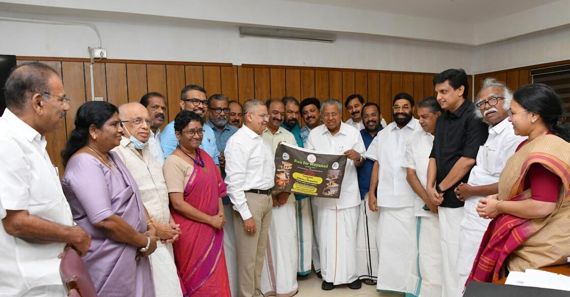 വയനാട് ദുരന്തത്തിലെ ഇരകൾക്ക് ഐക്യദാർഡ്യം പ്രഖ്യാപിക്കുന്ന ജഴ്‌സിയും ഫ്‌ളാഗും മുഖ്യമന്ത്രി പിണറായി വിജയൻ ഡോ. കെ.എം. എബ്രഹാമിന് കൈമാറുന്നു