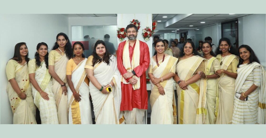 ഫ്യൂച്ചർ ജനറാലി ഇന്ത്യ ഇൻഷുറൻസ് കമ്പനിയുടെ ഇന്ത്യയിലെ ആദ്യ വനിതാ ശാഖ കൊച്ചിയിൽ ഫ്യൂച്ചർ ജനറാലിയ ഇൻഷുറൻസ് എംഡി യും സിഇഒ യുമായ അനൂപ് റാവു ഉൽഘാടനം ചെയ്യുന്നു. ശാഖയിലെ  വനിത ജീവനക്കാരാണ്  സമീപം.