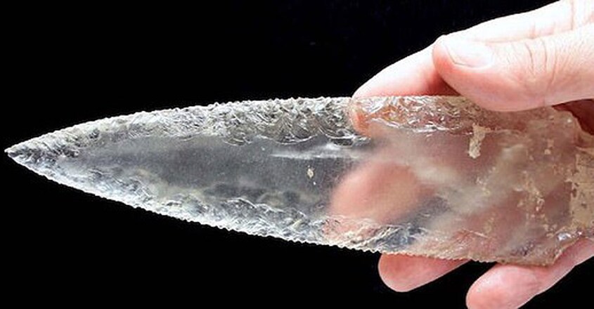 researchers-discovered-5000-year-old-rystal-dagge-buried-in-spain1 researchers-discovered-5000-year-old-rystal-dagge-buried-in-spain1