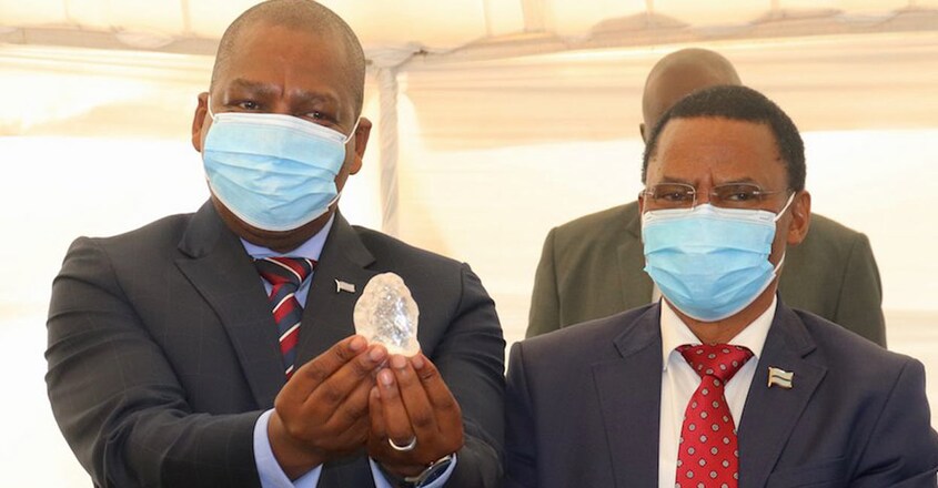 botswana-president-mokgweetsi-masisi-with-diamond botswana-president-mokgweetsi-masisi-with-diamond