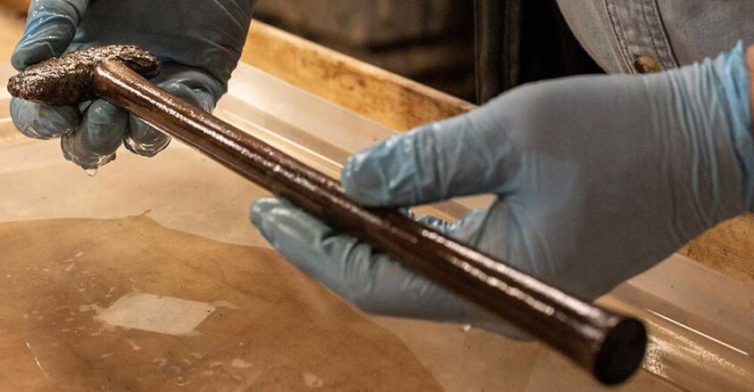 coffin-found-in-golf-course-pond-contains-a-4000-year-old-man-buried-with-an-axe2 coffin-found-in-golf-course-pond-contains-a-4000-year-old-man-buried-with-an-axe2