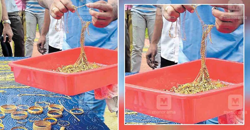 കുരുക്കഴിയുമോ... കരുവാറ്റ സഹകരണ ബാങ്കിൽ നിന്നു മോഷ്ടിച്ച സ്വർണാഭരണങ്ങൾ മുഖ്യപ്രതി ആൽബിൻ രാജ് ഒളിപ്പിച്ച സ്ഥലത്തുനിന്ന് കണ്ടെത്തി ഹരിപ്പാട് പൊലീസ് സ്റ്റേഷനിൽ എത്തിച്ച്, ആഭരണത്തിലെ കുരുക്കഴിക്കുന്നു. ചിത്രങ്ങൾ: മനോരമ കുരുക്കഴിയുമോ... കരുവാറ്റ സഹകരണ ബാങ്കിൽ നിന്നു മോഷ്ടിച്ച സ്വർണാഭരണങ്ങൾ മുഖ്യപ്രതി ആൽബിൻ രാജ് ഒളിപ്പിച്ച സ്ഥലത്തുനിന്ന് കണ്ടെത്തി ഹരിപ്പാട് പൊലീസ് സ്റ്റേഷനിൽ എത്തിച്ച്, ആഭരണത്തിലെ കുരുക്കഴിക്കുന്നു. ചിത്രങ്ങൾ: മനോരമ