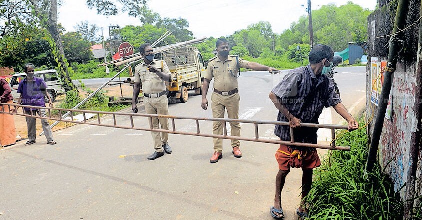 ചേർത്തല താലൂക്ക് കണ്ടെയ്ൻമെന്റ് സോൺ ആയതിനെത്തുടർന്ന് ദേശീയപാതയിൽ നിന്ന് പുത്തനമ്പലത്തേക്കുള്ള റോഡ് പൊലീസ് അടച്ചുകെട്ടുന്നു. ചിത്രം.മനോരമ ചേർത്തല താലൂക്ക് കണ്ടെയ്ൻമെന്റ് സോൺ ആയതിനെത്തുടർന്ന് ദേശീയപാതയിൽ നിന്ന് പുത്തനമ്പലത്തേക്കുള്ള റോഡ് പൊലീസ് അടച്ചുകെട്ടുന്നു. ചിത്രം.മനോരമ