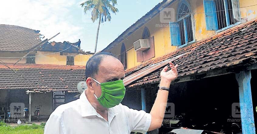 കെട്ടിട ഉടമസ്ഥരായ ജൈന ടെംപിൾ ട്രസ്റ്റിന്റെ പ്രസിഡന്റ് ജിതേന്ദ്ര കുമാർ പൊളിഞ്ഞ കെട്ടിടത്തിനു മുൻപിൽ. ചിത്രം: മനോരമ കെട്ടിട ഉടമസ്ഥരായ ജൈന ടെംപിൾ ട്രസ്റ്റിന്റെ പ്രസിഡന്റ് ജിതേന്ദ്ര കുമാർ പൊളിഞ്ഞ കെട്ടിടത്തിനു മുൻപിൽ. ചിത്രം: മനോരമ