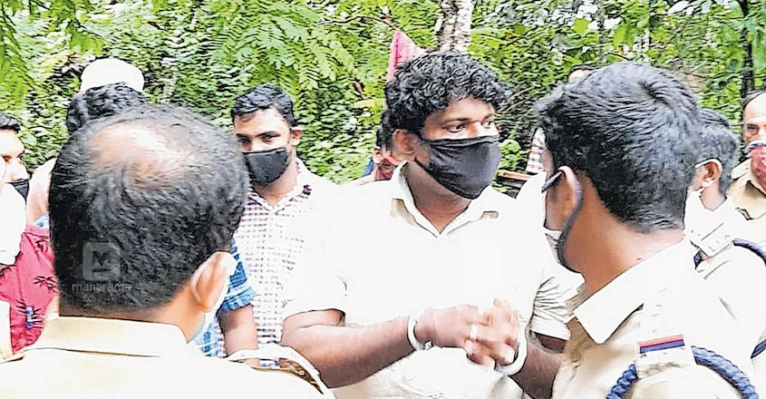 എൺപതോളം മോഷണം നടത്തിയ അജിത് തോമസിനെ താമല്ലാക്കലിൽ രജീഷിന്റെ വീട്ടിൽ തെളിവെളുപ്പിനായി എത്തിച്ചപ്പോൾ. എൺപതോളം മോഷണം നടത്തിയ അജിത് തോമസിനെ താമല്ലാക്കലിൽ രജീഷിന്റെ വീട്ടിൽ തെളിവെളുപ്പിനായി എത്തിച്ചപ്പോൾ.