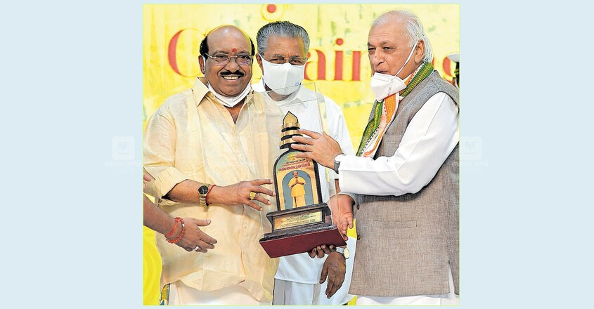 Governor Arif Mohammad Khan presents gifts to Vellapally Nation at a function held at SN College, Cherthala.  Near Chief Minister Pinarayi Vijayan.  Photo: Manorama. Governor Arif Mohammad Khan presents a gift to Vellapally Nation at a conference held at SN College, Cherthala.  Near Chief Minister Pinarayi Vijayan.  Picture: Manorama.