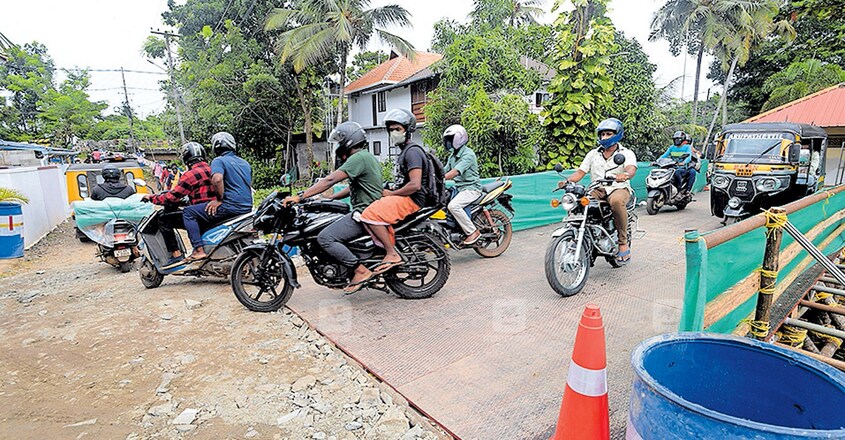എസി റോഡ് നവീകരണത്തിന്റെ ഭാഗമായി പൊളിക്കുന്ന പള്ളാത്തുരുത്തി ഒന്നാം പാലത്തിന് സമീപത്തെ പുതിയ താൽക്കാലിക പാലത്തിലൂടെ വാഹനങ്ങൾ കടത്തിവിട്ടപ്പോൾ. ചിത്രം: മനോരമ എസി റോഡ് നവീകരണത്തിന്റെ ഭാഗമായി പൊളിക്കുന്ന പള്ളാത്തുരുത്തി ഒന്നാം പാലത്തിന് സമീപത്തെ പുതിയ താൽക്കാലിക പാലത്തിലൂടെ വാഹനങ്ങൾ കടത്തിവിട്ടപ്പോൾ. ചിത്രം: മനോരമ