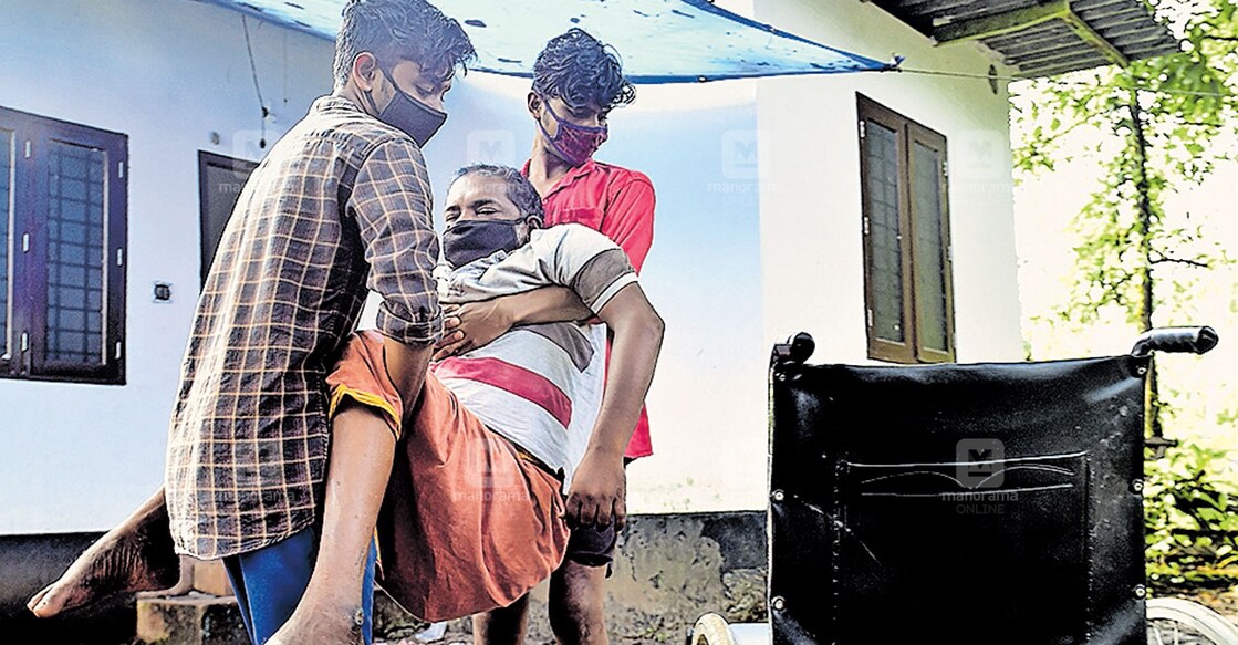 ശരീരത്തിന്റെ പകുതിഭാഗം തളർന്ന ദീപുവിനെ സൂരജും സംഗീതും ചേർന്ന് വീൽ ചെയറിലേക്ക് ഇരുത്തുന്നു. ശരീരത്തിന്റെ പകുതിഭാഗം തളർന്ന ദീപുവിനെ സൂരജും സംഗീതും ചേർന്ന് വീൽ ചെയറിലേക്ക് ഇരുത്തുന്നു.