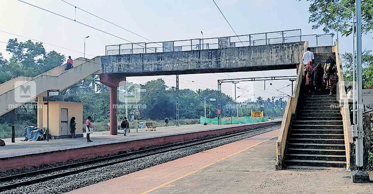യാത്രക്കാർ മഴയും വെയിലും കൊള്ളേണ്ട അവസ്ഥ, തെരുവുനായ്ക്കളുടെ ശല്യം