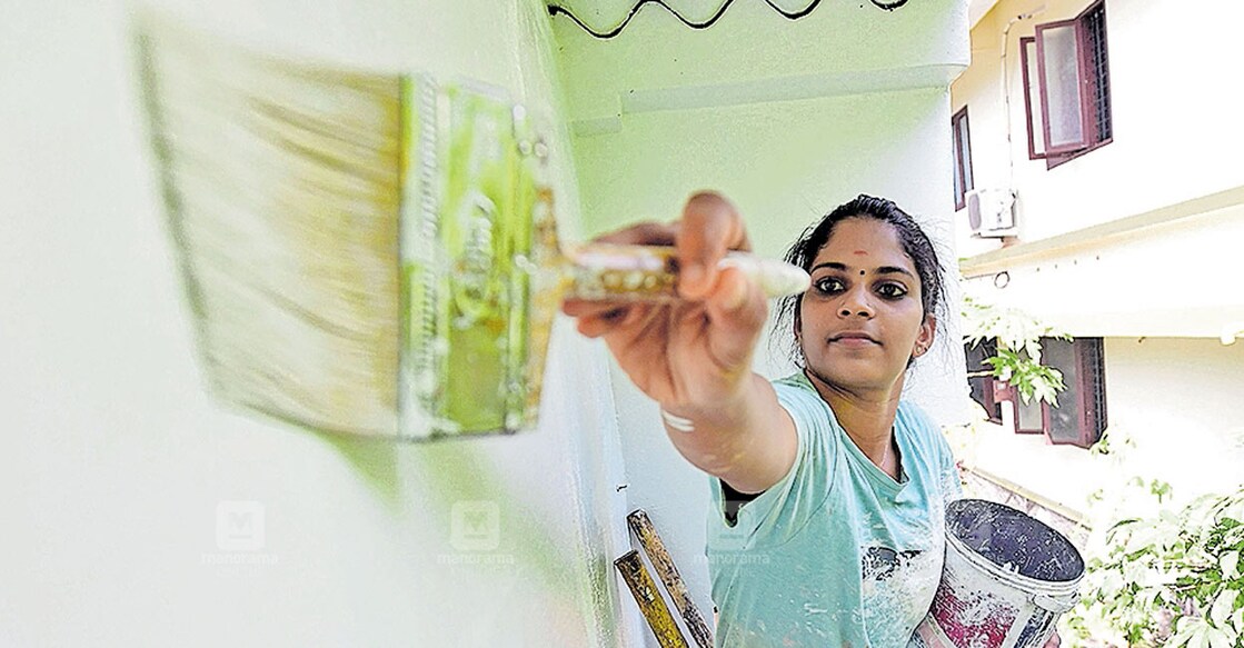 പെയിന്റിങ് ജോലി ചെയ്യുന്ന കെ.ആർ.ചൈത്രമോൾ. 	