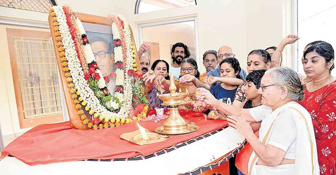 വയലാർ സ്മൃതി മണ്ഡപത്തിൽ വയലാറിന്റെ പത്നി ഭാരതി തമ്പുരാട്ടി, മക്കളായ ഇന്ദുലേഖ, യമുന 
എന്നിവരും കുടുംബാംഗങ്ങളും പുഷ്പാർച്ചന നടത്തുന്നു.  