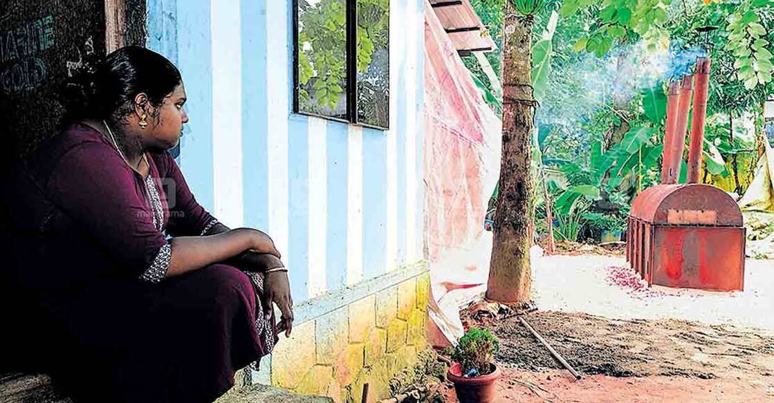 ജീവനൊടുക്കിയ നെൽ കർഷകൻ കെ.ജി.പ്രസാദിന്റെ ചിതയ്ക്ക് സമീപം മകൾ അദീന. ചിത്രം ∙ മനോരമ