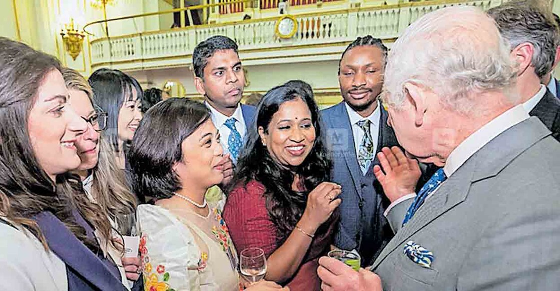 ആശ മാത്യു ചാൾസ് രാജാവിനൊപ്പം. 