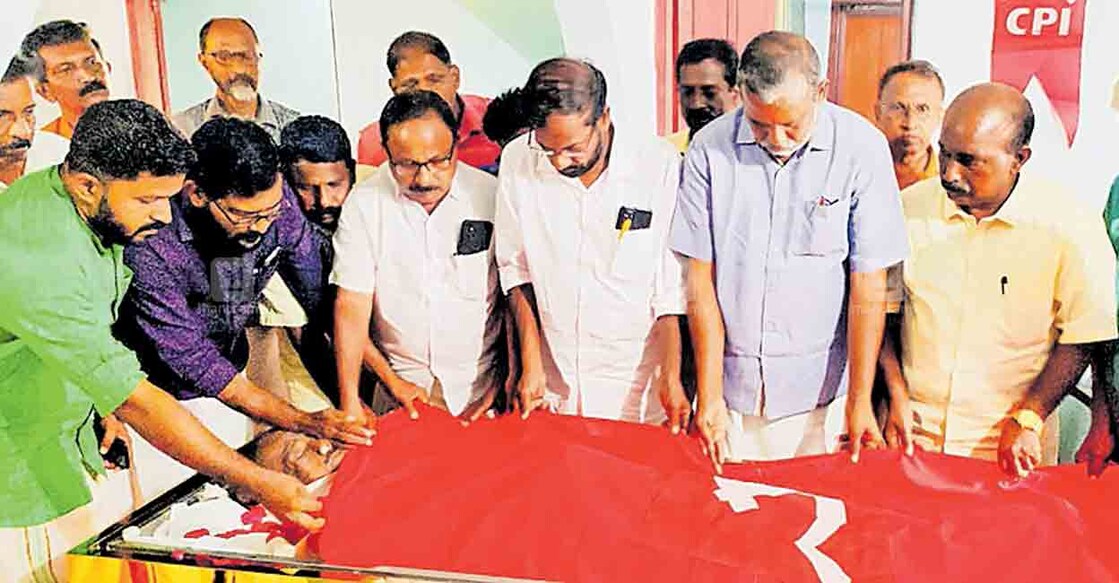 അന്തരിച്ച സിപിഐ നേതാവ് കെ.ഗോപിനാഥനെ മന്ത്രി പി.പ്രസാദിന്റെ നേതൃത്വത്തിൽ പാർട്ടി പതാക പുതപ്പിക്കുന്നു. ജില്ലാ സെക്രട്ടറി ടി.ജെ.ആഞ്ചലോസ്, നിയോജക മണ്ഡലം സെക്രട്ടറി ടി.ഡി.സുശീലൻ തുടങ്ങിയവർ സമീപം.  