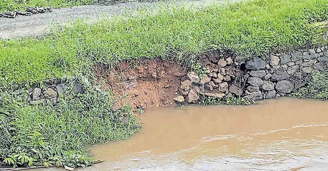 കുട്ടംപേരൂർ ആറിന്റെ മഠത്തിൽ കടവ് ആംബുലൻസ് പാലത്തിലേക്കുള്ള സമീപന പാതയോടു ചേർന്ന തിട്ട ഇടിഞ്ഞ ഭാഗം.  