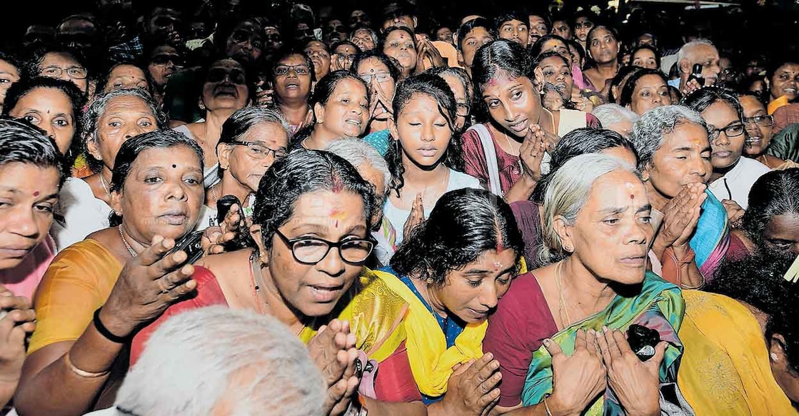 മണ്ണാറശാല നാഗരാജ ക്ഷേത്രത്തിലെ ആയില്യം ഉത്സവത്തോടനുബന്ധിച്ചു പൂയം തൊഴാൻ എത്തിയ ഭക്തർ.  ചിത്രങ്ങൾ: മനോരമ  
