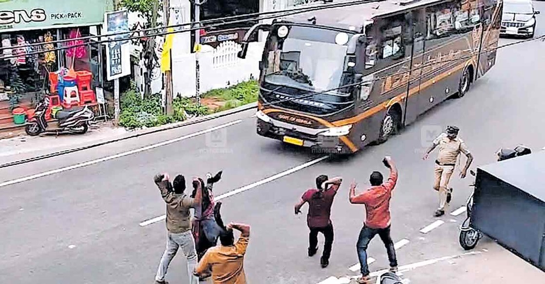 മാവേലിക്കരയിലെ നവകേരള സദസ്സിനു ശേഷം ചെങ്ങന്നൂരിലേക്കു മുഖ്യമന്ത്രിയും മന്ത്രിമാരും സഞ്ചരിച്ച ബസ് പോയപ്പോൾ മാവേലിക്കര പുതിയകാവിൽ വച്ചു കരിങ്കൊടി കാട്ടി പ്രതിഷേധിക്കുന്ന യൂത്ത് കോൺഗ്രസ് പ്രവർത്തകർ.  