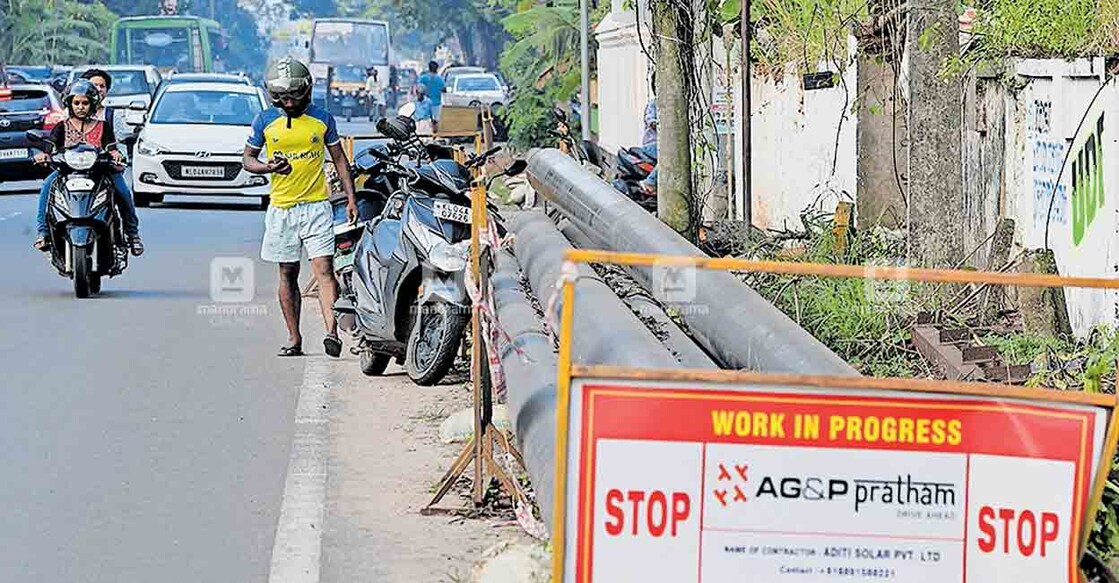 ആലപ്പുഴ കളപ്പുരയിൽ സിറ്റി ഗ്യാസ് പദ്ധതിക്കായി റോഡരികിൽ ഇറക്കിയ പൈപ്പുകൾ