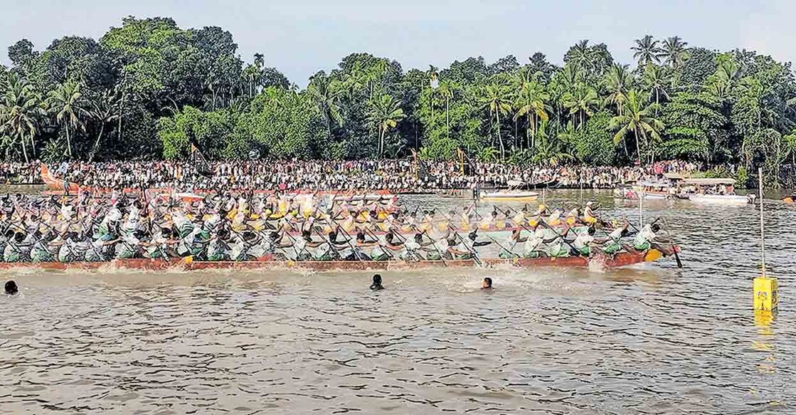 സിബിഎൽ പാണ്ടനാട് ജലോത്സവത്തിൽ വീയപുരം ചുണ്ടൻ (ട്രാക്ക് 2ൽ) ഒന്നാമതായി ഫിനിഷ് ചെയ്യുന്നു. 								ചിത്രം: മനോരമ.  
