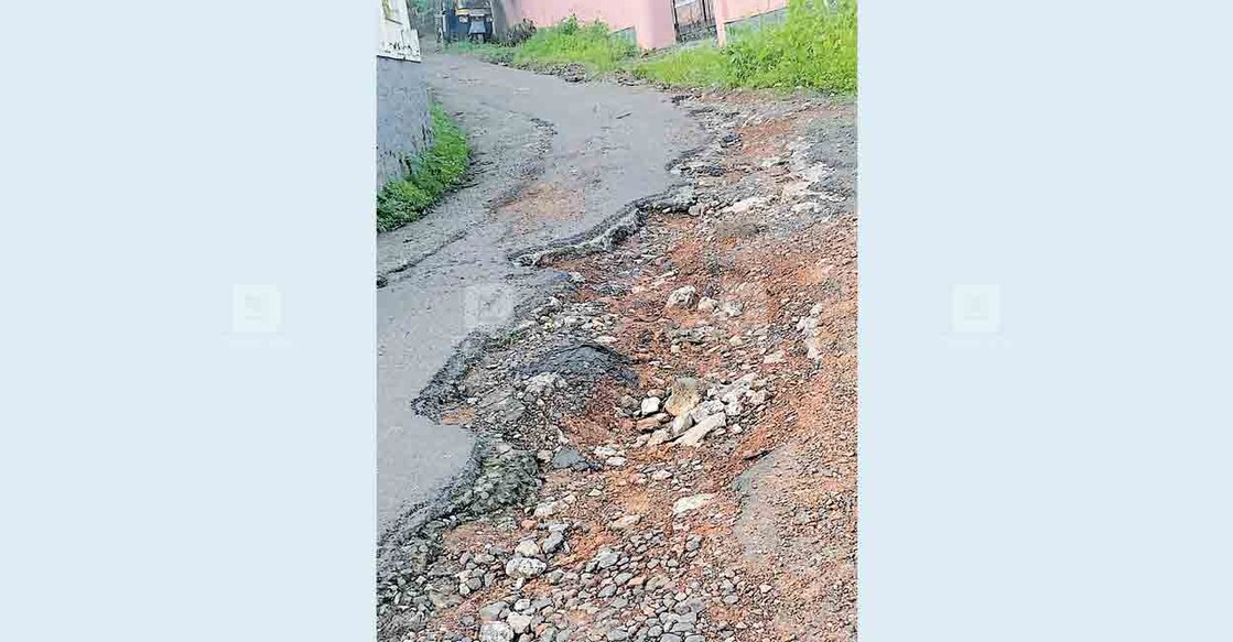 ചെങ്ങന്നൂർ പൊലീസ് സ്റ്റേഷൻ റോഡ് തകർന്ന നിലയിൽ.