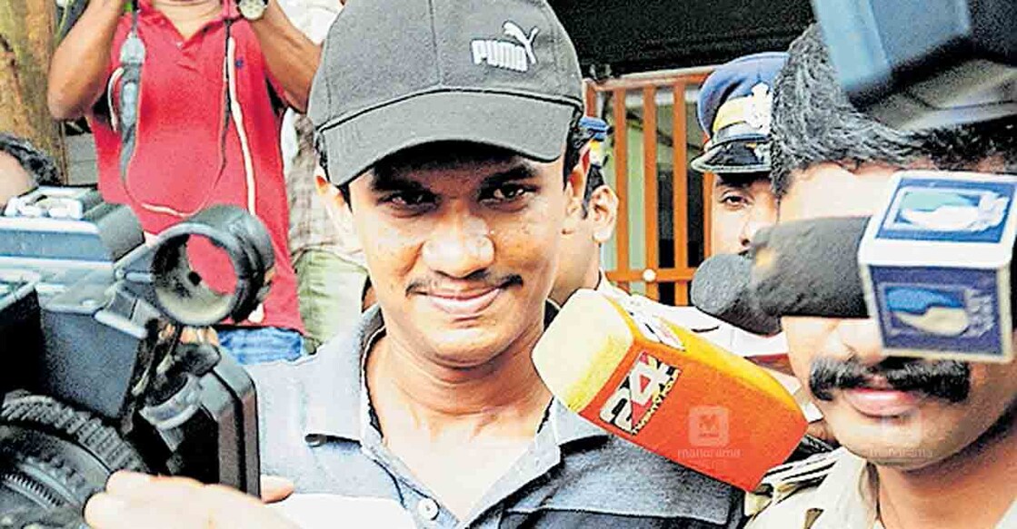 വ്യാജ സർട്ടിഫിക്കറ്റ് കേസിൽ അറസ്റ്റിലായ എസ്എഫ്ഐ മുൻ ഏരിയ സെക്രട്ടറി നിഖിൽ തോമസിനെ വൈദ്യ പരിശോധനയ്ക്കായി കായംകുളം താലൂക്ക് ആശുപത്രിയിലേക്കു കൊണ്ടുപോകുന്നു. വ്യാജ സർട്ടിഫിക്കറ്റ് കേസിൽ അറസ്റ്റിലായ എസ്എഫ്ഐ മുൻ ഏരിയ സെക്രട്ടറി നിഖിൽ തോമസിനെ വൈദ്യ പരിശോധനയ്ക്കായി കായംകുളം താലൂക്ക് ആശുപത്രിയിലേക്കു കൊണ്ടുപോകുന്നു.