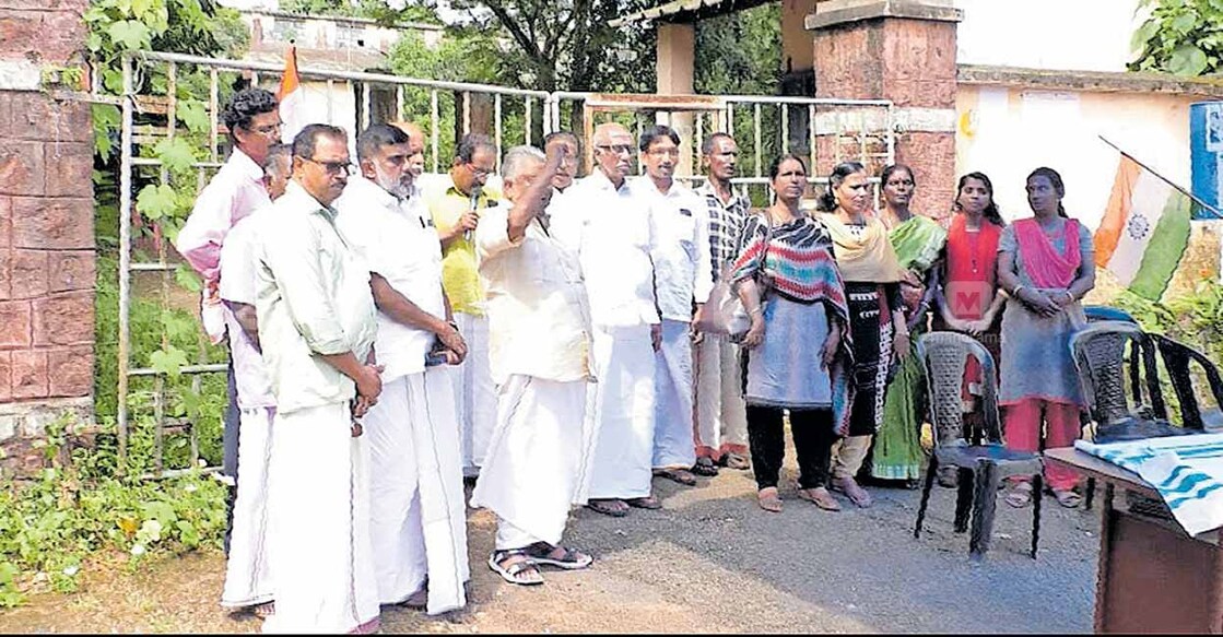 ആനുകൂല്യങ്ങൾ നൽകണമെന്നാവശ്യപ്പെട്ടു പ്രഭുറാം മിൽസ് ലേബർ യൂണിയന്റെ (ഐഎൻടിയുസി) നേതൃത്വത്തിൽ മിൽ പടിക്കൽ ഇന്നലെ നടത്തിയ ധർണ യൂണിയൻ പ്രസിഡന്റ് കെ.ശിവദാസൻ നായർ ഉദ്ഘാടനം ചെയ്യുന്നു.  
