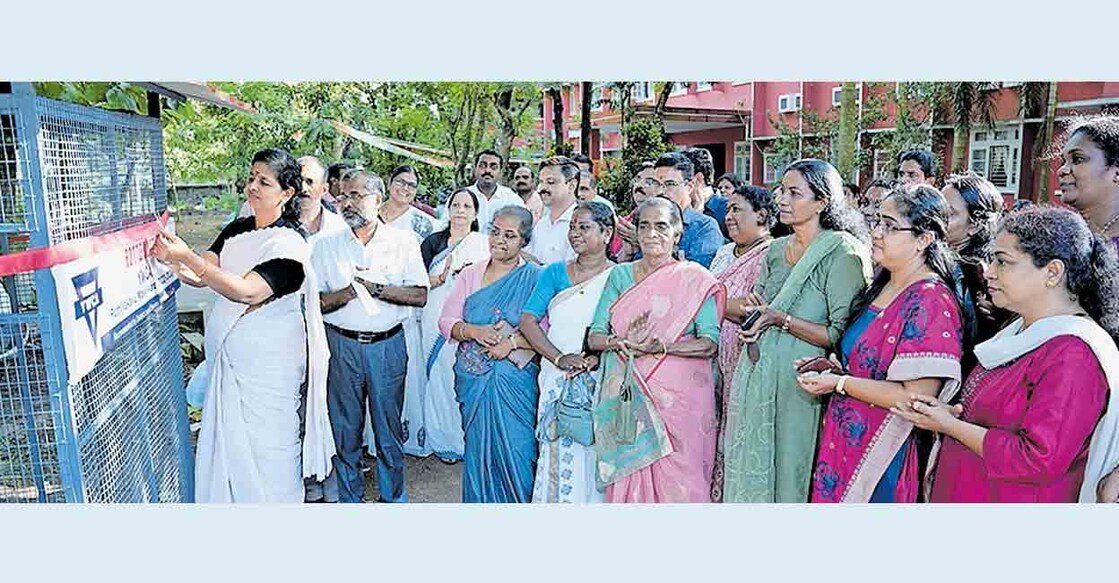 മാവേലിക്കര വൈഡബ്ല്യുസിഎയുടെ നേതൃത്വത്തിൽ മാവേലിക്കര കോടതി വളപ്പിൽ‍ സ്ഥാപിച്ച  ബോട്ടിൽ ബൂത്ത് അഡിഷനൽ ജില്ലാ ജഡ്ജി–ഒന്ന് വി.ജി.ശ്രീദേവി ഉദ്ഘാടനം ചെയ്യുന്നു.