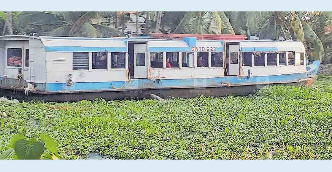 പമ്പാനദിയിൽ എടത്വ ചമ്പക്കുളം റൂട്ടിൽ ചങ്ങങ്കരി മുതൽ തായങ്കരി വരെയുള്ള റൂട്ടിൽ പോളക്കിടയിൽ കൂടി കടന്നു പോകുന്ന ബോട്ട്