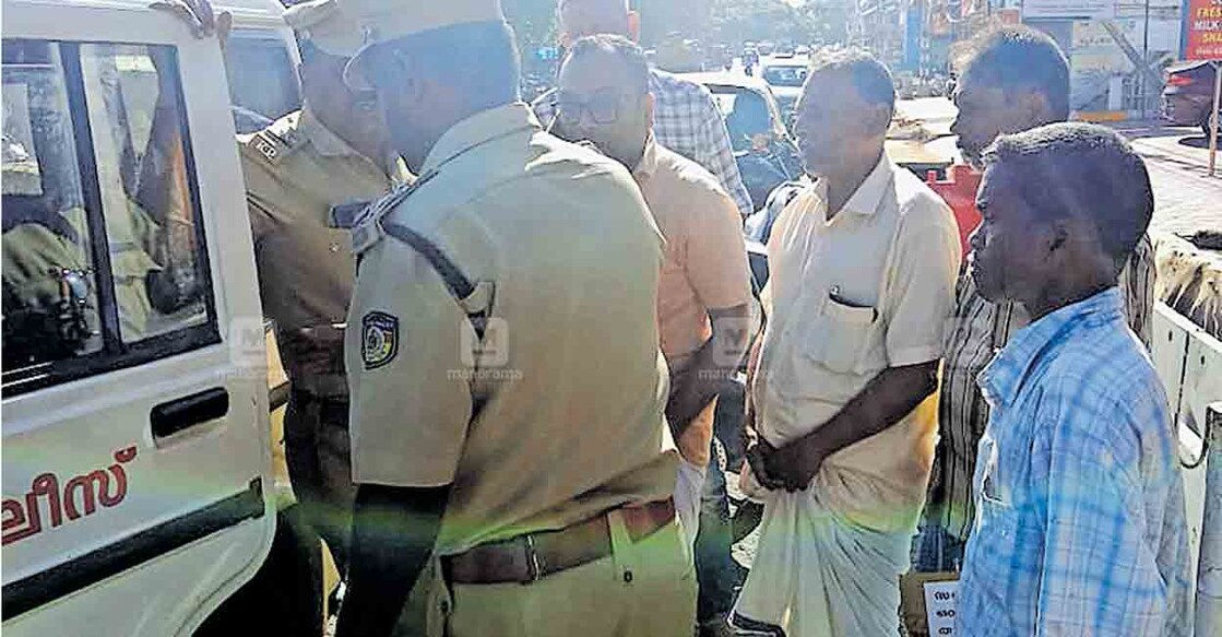 alappuzha-Pulingunn-police-arrested-and-removed-the-protestors-led-by-farmers-John-C സംഭരിച്ച നെല്ലിന്റെ വില നൽകണമെന്ന് ആവശ്യപ്പെട്ട്, കർഷകരായ ജോൺ സി.ടിറ്റോ, കിരൺ കണ്ണൻ പന്തളം എന്നിവരുടെ നേതൃത്വത്തിൽ മങ്കൊമ്പ് പാഡി ഓഫിസിൽ സമരം ചെയ്തവരെ പുളിങ്കുന്ന് പൊലീസ് അറസ്റ്റ് ചെയ്തു നീക്കിയപ്പോൾ.