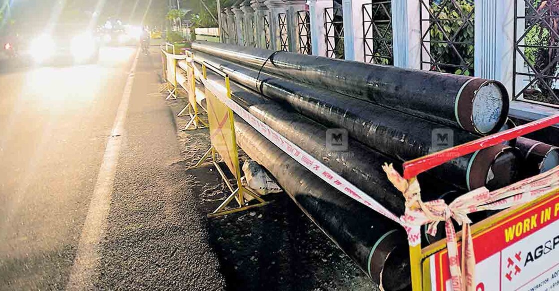 ALAPPUZHA--pipes-for-extending-the-City-Gas-project-to-Alappuzha-were-laid-near-Kommadi സിറ്റി ഗ്യാസ് പദ്ധതി ആലപ്പുഴയിലേക്കു നീട്ടുന്നതിനുള്ള പൈപ്പുകൾ കൊമ്മാടിക്കു സമീപത്ത് എത്തിച്ചപ്പോൾ. ചിത്രം : മനോരമ