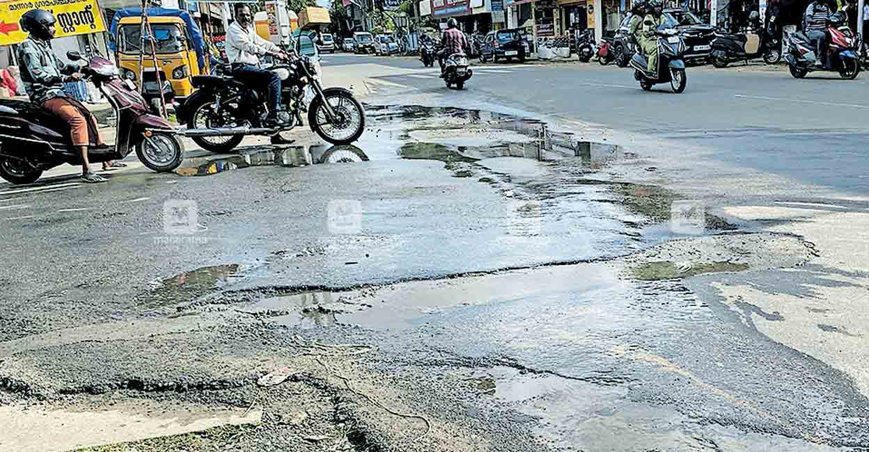 ജംക്‌ഷനിൽ പൈപ്പ് പൊട്ടിയിട്ട് രണ്ടു ദിനം, എന്നു നന്നാക്കും?