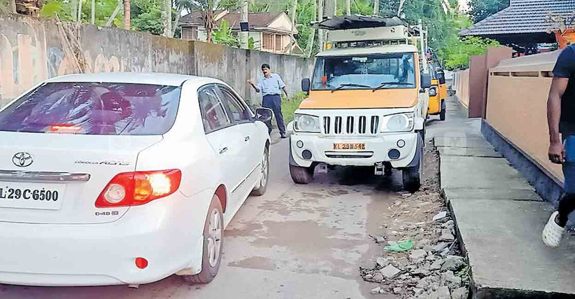 കായംകുളം ലക്ഷ്മി തിയറ്റർ–കെപിഎസി ജംക്ഷൻ റോഡിൽ ഓട നിർമാണത്തിലെ അപാകത കാരണം തടസ്സപ്പെടുന്ന വാഹന ഗതാഗതം.