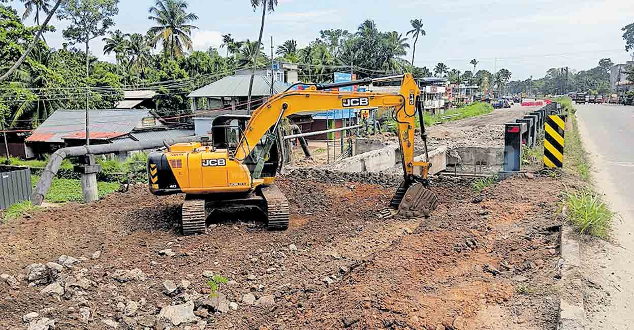 ദേശീയപാത വികസനം: പൊന്നാംവെളി പഴയപാലം പൊളിച്ചുപണിയുന്നു