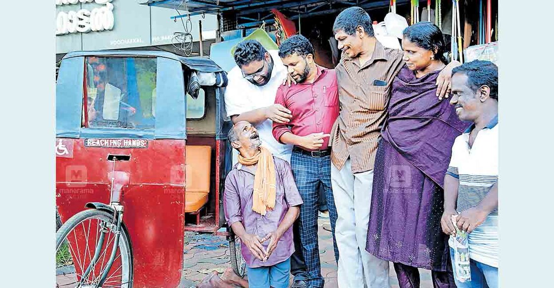 ഭിന്നശേഷിക്കാരനായ ഭാഗ്യക്കുറി വിൽപനക്കാരൻ പാണാവള്ളി കൊച്ചുപെണ്ണുവെളി രമേശന് തന്റെ മുച്ചക്ര സൈക്കിൾ കൈമാറിയ ശേഷം വിശേഷങ്ങൾ പറയുന്ന ചേർത്തല വല്ലയിൽ അറക്കപ്പറമ്പിൽ ജയകുമാർ (നടുക്ക്). അകോക് കോ ഓർഡിനേറ്റർമാരായ എസ്. ശിവമോഹൻ, എം. ഹരികൃഷ്ണൻ, ജയകുമാറിന്റെ ഭാര്യ മിനി, അകോക് കമ്മിറ്റി അംഗം ഛോട്ടാ വിപിൻ തുടങ്ങിയവർ സമീപം. ഭിന്നശേഷിക്കാരനായ ഭാഗ്യക്കുറി വിൽപനക്കാരൻ പാണാവള്ളി കൊച്ചുപെണ്ണുവെളി രമേശന് തന്റെ മുച്ചക്ര സൈക്കിൾ കൈമാറിയ ശേഷം വിശേഷങ്ങൾ പറയുന്ന ചേർത്തല വല്ലയിൽ അറക്കപ്പറമ്പിൽ ജയകുമാർ (നടുക്ക്). അകോക് കോ ഓർഡിനേറ്റർമാരായ എസ്. ശിവമോഹൻ, എം. ഹരികൃഷ്ണൻ, ജയകുമാറിന്റെ ഭാര്യ മിനി, അകോക് കമ്മിറ്റി അംഗം ഛോട്ടാ വിപിൻ തുടങ്ങിയവർ സമീപം.