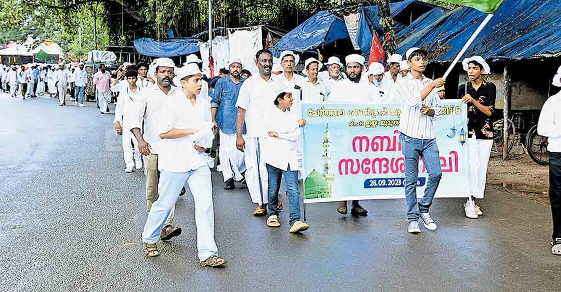 alappuzha-prophet-celebration- ചേർത്തല മുസ്ലിം ജമാഅത്തിന്റെയും നെടുമ്പ്രക്കാട് രിഫാഇയ്യ ജുമാ മസ്ജിദിന്റെയും നേതൃത്വത്തിൽ നടത്തിയ നബിദിന സന്ദേശറാലി