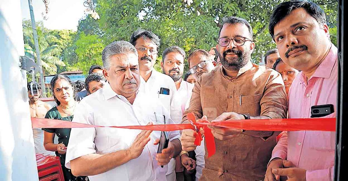 alappuzha-norca-roots-regional-sub-center-office നോർക്ക റൂട്സ് റീജനൽ സബ് സെന്റർ ഓഫിസ് ചെങ്ങന്നൂരിൽ നോർക്ക റൂട്സ് വൈസ് ചെയർമാൻ പി. ശ്രീരാമകൃഷ്ണൻ ഉദ്ഘാടനം ചെയ്യുന്നു. മന്ത്രി സജി ചെറിയാൻ, നഗരസഭ ആക്ടിങ് ചെയർമാൻ മനീഷ് കീഴാമഠത്തിൽ, കെ. ഹരികൃഷ്ണൻ നമ്പൂതിരി എന്നിവർ സമീപം.