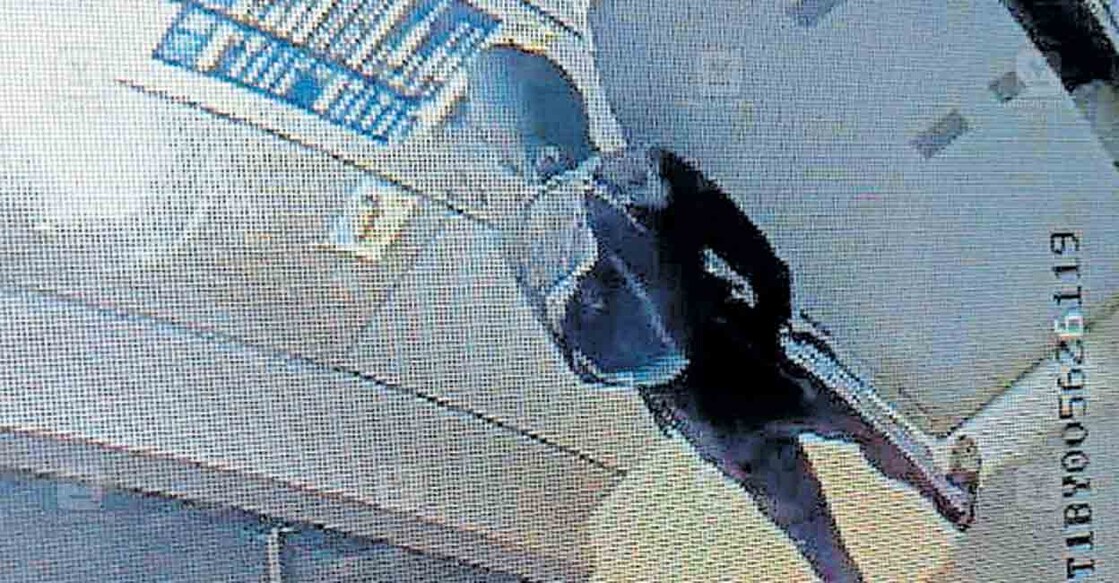 alappuzha-atm-robbery കാഞ്ഞിരത്തുംമൂട് ജംക്ഷന് സമീപമുള്ള എടിഎമ്മിൽ എത്തിയ മോഷ്ടാവിന്റെ സിസിടിവി ദൃശ്യം.
