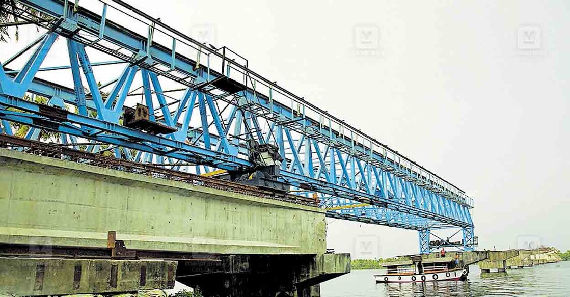 മാക്കേക്കടവ്– നേരേകടവ് പാലം നിർമാണം പുനരാരംഭിച്ച ശേഷമുള്ള രണ്ടാമത്തെ സ്പാൻ സ്ഥാപിക്കാൻ ലോഞ്ചിങ് ഗർഡർ സ്ഥാപിച്ചപ്പോൾ.