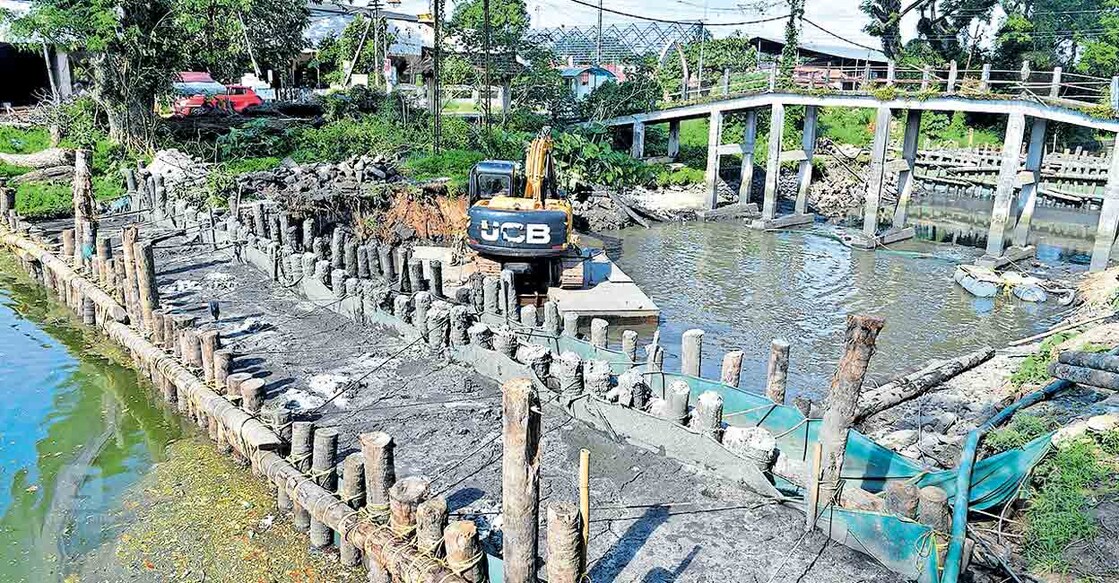 ആലപ്പുഴ വെള്ളാപ്പള്ളിപ്പാലം പുനർനിർമാണത്തിനായി വാടക്കനാലിൽ ബണ്ട് സ്ഥാപിച്ചപ്പോൾ. നിലവിൽ പാലത്തിലൂടെയുള്ള യാത്ര തടഞ്ഞിട്ടുണ്ട്. ചിത്രം: മനോരമ  