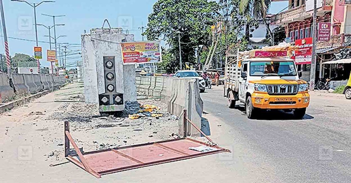 alappuzha-warning-board-accident യുവതിയുടെ കാലിലേക്ക് വീണ ബോർഡ്.