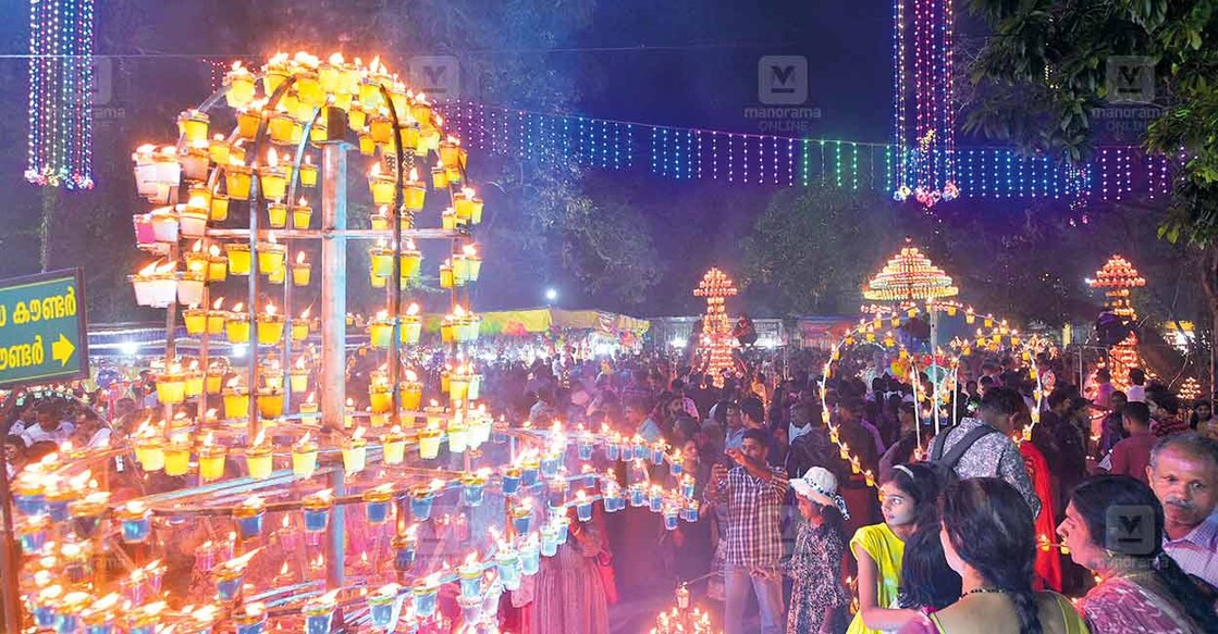 ആയില്യം ഉത്സവത്തിന്റെ ഭാഗമായി മണ്ണാറശാല ശ്രീനാഗരാജ ക്ഷേത്രത്തിൽ നടന്ന ദീപക്കാഴ്ച. ചിത്രം: മനോരമ  
