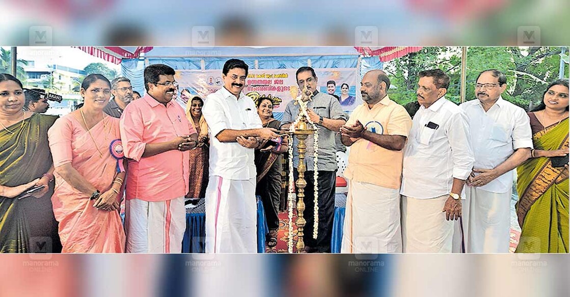 ആലപ്പുഴ കൊമ്മാടിയിൽ പുതുതായി നിർമിച്ച ജലസംഭരണി മന്ത്രി റോഷി അഗസ്റ്റിൻ ഉദ്ഘാടനം ചെയ്യുന്നു. നഗരസഭാധ്യക്ഷ കെ.കെ. ജയമ്മ, പി.പി. ചിത്തരഞ്ജൻ എംഎൽഎ, കലക്ടർ അലക്സ് വർഗീസ്   തുടങ്ങിയവർ സമീപം. ചിത്രം: മനോരമ  