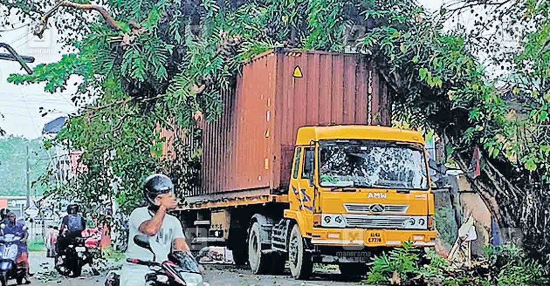 വാരണം പുത്തനങ്ങാടി ജംക്ഷനിൽ നിന്നിരുന്ന ആൽമരം ലോറി ഇടിച്ച് ഒടിഞ്ഞുവീണ നിലയിൽ.